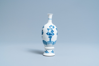 Un vase en porcelaine de Chine en bleu et blanc &agrave; d&eacute;cor floral, Kangxi