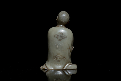 A Chinese Shoushan soapstone figure of a seated man, 18/19th C.