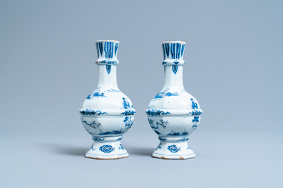 Een paar blauw-witte Delftse chinoiserie vazen, eind 17e eeuw