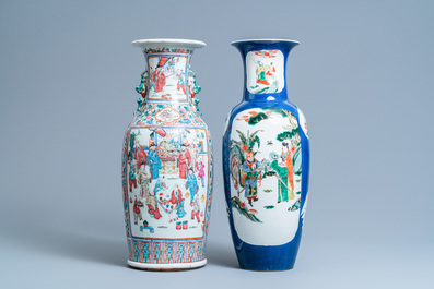 Een Chinese famille rose vaas en een famille verte vaas met poederblauwe fondkleur, 19e eeuw