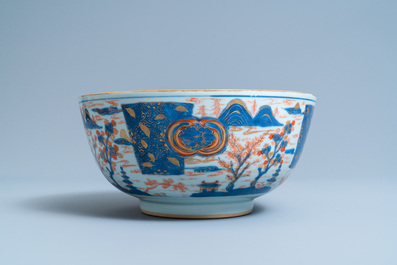 Une paire de bols en porcelaine de Chine de style Imari, Kangxi