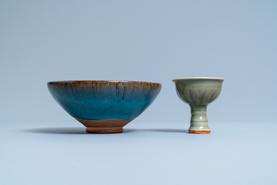 Un bol sur piedouche en porcelaine c&eacute;ladon de Longquan et un bol de type Junyao, Ming et/ou apr&egrave;s