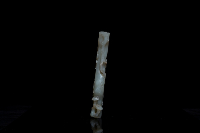 Een Chinese jade vaas op opengewerkte sokkel, Qing