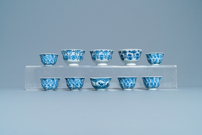 Een grote collectie Chinese blauw-witte koppen en schotels, Kangxi/Qianlong