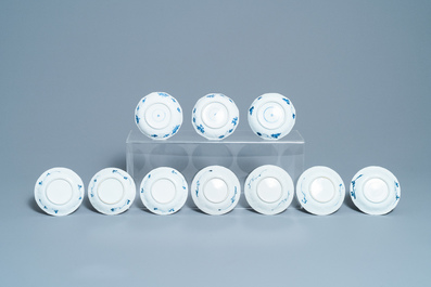 Een grote collectie Chinese blauw-witte koppen en schotels, Kangxi/Qianlong