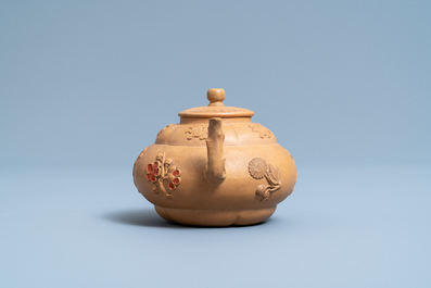 Une th&eacute;i&egrave;re couverte en gr&egrave;s de Yixing bichrome &agrave; d&eacute;cor appliqu&eacute;, Chine, Kangxi