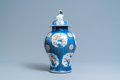 Un vase couvert en porcelaine de Chine &agrave; fond bleu poudr&eacute;, Kangxi