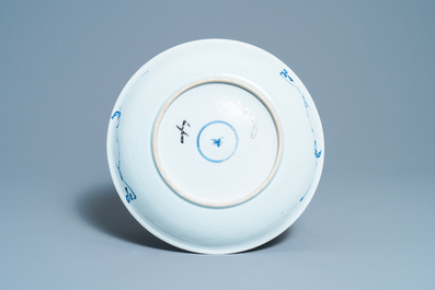 Une paire de plats en porcelaine de Chine en bleu et blanc, Kangxi