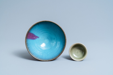 Un bol sur piedouche en porcelaine c&eacute;ladon de Longquan et un bol de type Junyao, Ming et/ou apr&egrave;s
