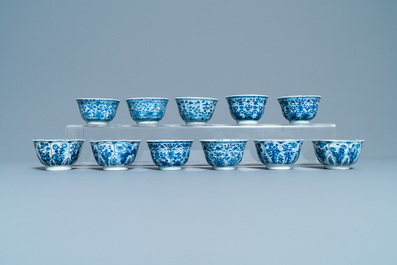 Een grote collectie Chinese blauw-witte koppen en schotels, Kangxi/Qianlong