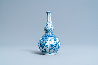 A Chinese blue and white double gourd vase with floral design, Wanli