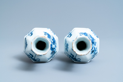 Een paar blauw-witte Delftse chinoiserie vazen, eind 17e eeuw