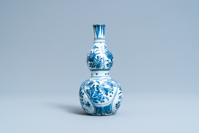 Een Chinese blauw-witte kalebasvaas met floraal decor, Wanli