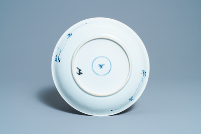 Une paire de plats en porcelaine de Chine en bleu et blanc, Kangxi