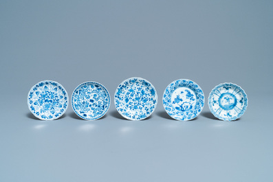 Een grote collectie Chinese blauw-witte koppen en schotels, Kangxi/Qianlong