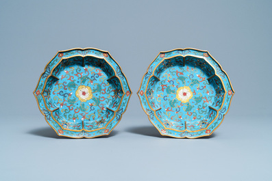 Een paar Chinese bloemvormige cloisonn&eacute; schotels, Qianlong