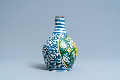 Een polychrome Italiaanse majolica apothekersfles met wapen, Deruta, 17e eeuw