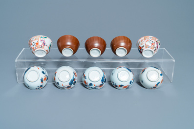 Een grote collectie Chinese blauw-witte koppen en schotels, Kangxi/Qianlong