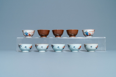 Een grote collectie Chinese blauw-witte koppen en schotels, Kangxi/Qianlong