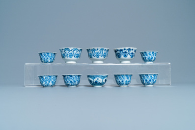 Een grote collectie Chinese blauw-witte koppen en schotels, Kangxi/Qianlong