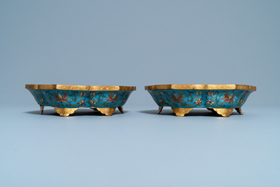 Een paar Chinese bloemvormige cloisonn&eacute; schotels, Qianlong