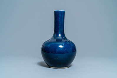 Un vase de forme bouteille en porcelaine de Chine bleu monochrome, marque et &eacute;poque de Qianlong