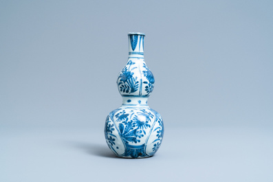 Een Chinese blauw-witte kalebasvaas met floraal decor, Wanli