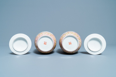 Une paire de vases couverts en porcelaine de Chine famille rose, marque de Hongxian, R&eacute;publique