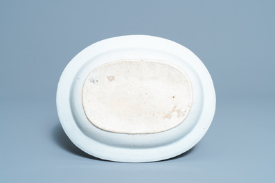 Une paire de plats en porcelaine de Chine famille rose, Qianlong