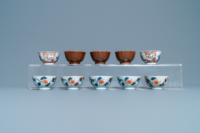 Een grote collectie Chinese blauw-witte koppen en schotels, Kangxi/Qianlong