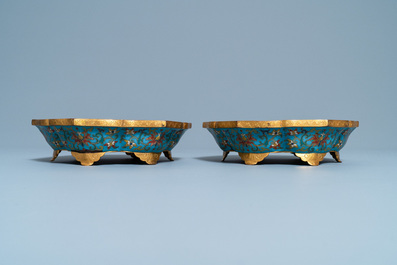 Een paar Chinese bloemvormige cloisonn&eacute; schotels, Qianlong