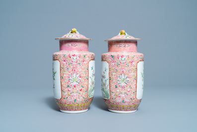 Une paire de vases couverts en porcelaine de Chine famille rose, marque de Hongxian, R&eacute;publique