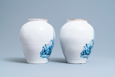 Een paar blauw-witte Delftse tabakspotten met opschrift 'De koophandel', 18e eeuw