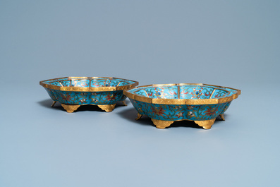 Een paar Chinese bloemvormige cloisonn&eacute; schotels, Qianlong
