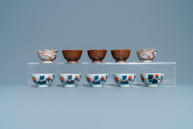 Een grote collectie Chinese blauw-witte koppen en schotels, Kangxi/Qianlong