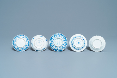 Een grote collectie Chinese blauw-witte koppen en schotels, Kangxi/Qianlong