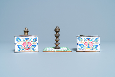 Un encrier sur son support en &eacute;maux de Canton, Chine, Qianlong