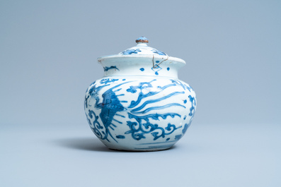 Un pot couvert en porcelaine de Chine en bleu et blanc &agrave; d&eacute;cor de ph&eacute;nix, Wanli