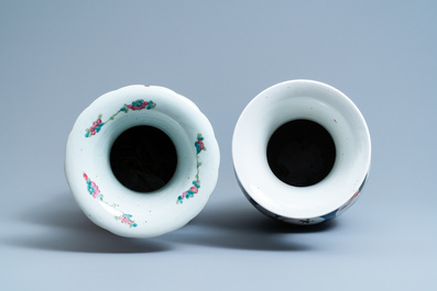 Een Chinese famille rose vaas en een famille verte vaas met poederblauwe fondkleur, 19e eeuw