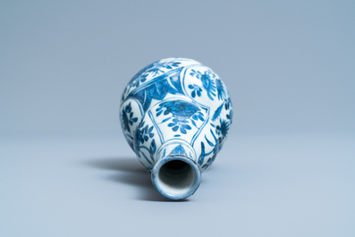 Een Chinese blauw-witte kalebasvaas met floraal decor, Wanli
