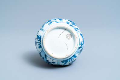A Chinese blue and white double gourd vase with floral design, Wanli