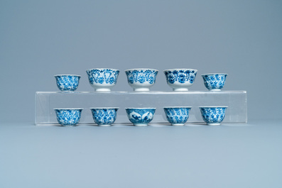 Een grote collectie Chinese blauw-witte koppen en schotels, Kangxi/Qianlong