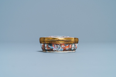 Une bo&icirc;te couverte en porcelaine de Chine famille rose &agrave; monture dor&eacute;e, Qianlong