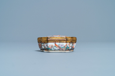 Une bo&icirc;te couverte en porcelaine de Chine famille rose &agrave; monture dor&eacute;e, Qianlong