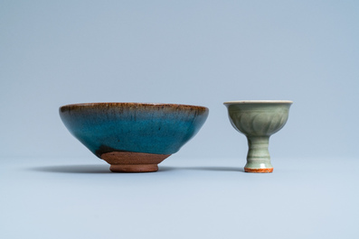 Un bol sur piedouche en porcelaine c&eacute;ladon de Longquan et un bol de type Junyao, Ming et/ou apr&egrave;s