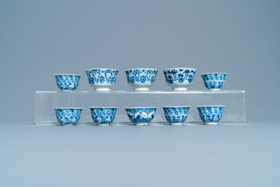 Een grote collectie Chinese blauw-witte koppen en schotels, Kangxi/Qianlong