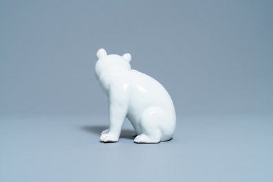 Un mod&egrave;le d'un chat en porcelaine blanc de Chine de Dehua sur socle en bois, 19&egrave;me