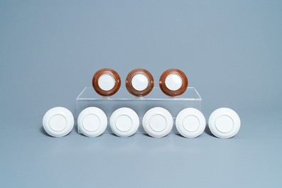 Seize tasses et soucoupes en porcelaine de Chine famille rose &agrave; fond brun capucin, Qianlong