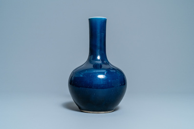 Un vase de forme bouteille en porcelaine de Chine bleu monochrome, marque et &eacute;poque de Qianlong