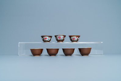 Seize tasses et soucoupes en porcelaine de Chine famille rose &agrave; fond brun capucin, Qianlong